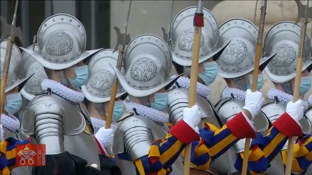 Schweizer Garde mit riesigen Helmen und OP-Mundschutz