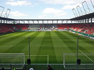 Foto: ein Fußballfeld mit mittelgroßen Tribünen rundrum