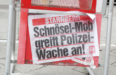 Foto eines Münchner Zeitungsständers mit Schlagzeile: „Schnösel-Mob greift Polizei-Wache an!“