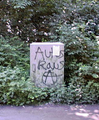 "Autos raus"-Graffiti auf Verteilerkasten