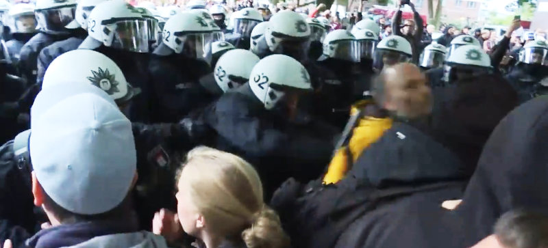 Demo-Szene: Die Polizei kickt Leute weg