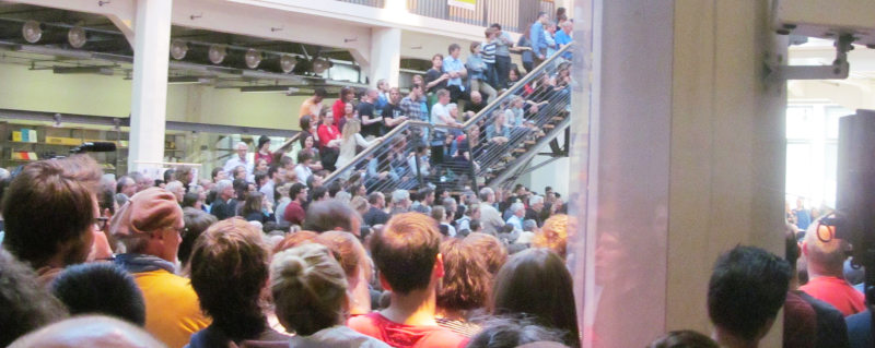 Foto: Viele Menschen warten auf einen Vortrag