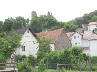 Foto: Ein paar Häuser, darüber eine Burgruine