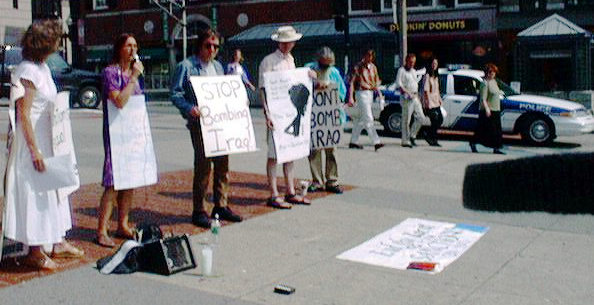 Foto: Mahnwache in Boston, Umhängeschild: Stop Bombing Iraq