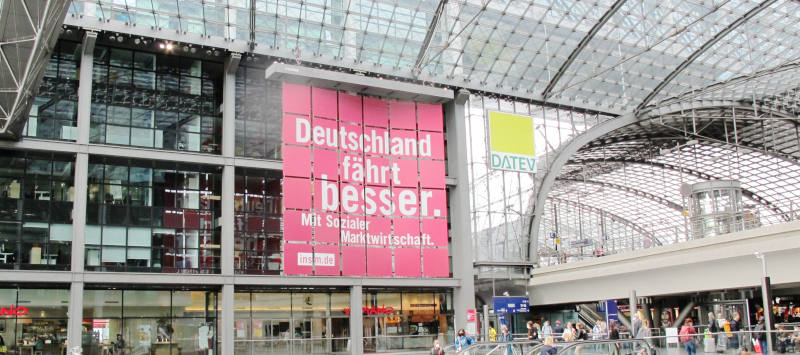 Transparent der INSM im Berliner Hauptbahnhof: Deutschland fährt besser.