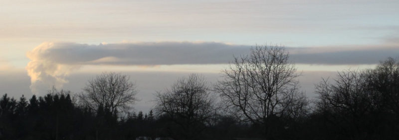Foto: Himmel mit „Abgasfahne“, die auf halber Höhe abknickt und sich flach weiter ausbreitet.