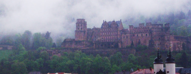 Foto: das Heidelberger Schloss mit wilden Wolken