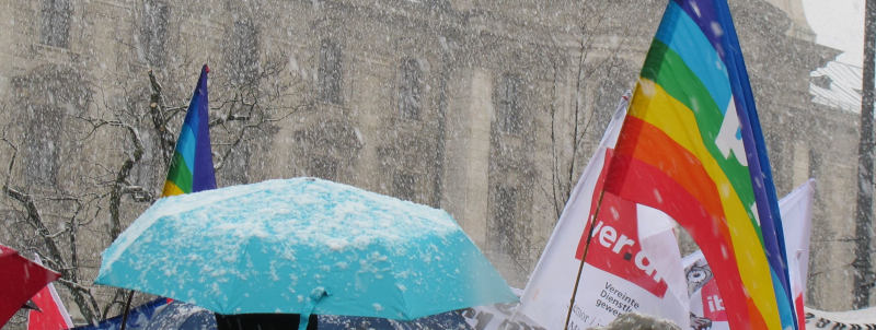 Über den Köpfen von Demonstrierenden: Schneegestöber