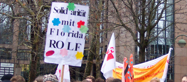 Demo-Foto: Schild "Solidarität mit Florida-Rolf" und eine GEW-Fahne