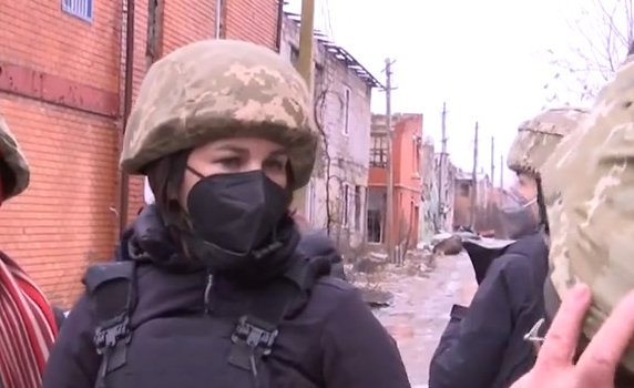 Annalena Baerbock mit Stahlhelm in der Ukraine