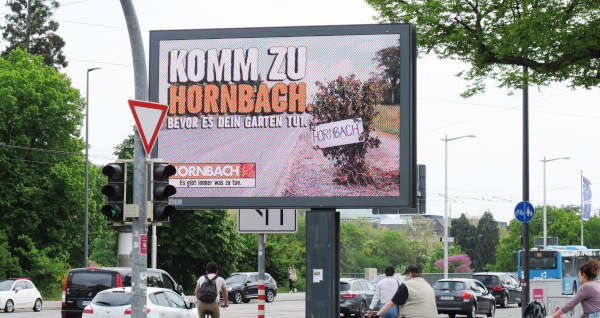 Foto: Werbedisplay über großer Autostraße