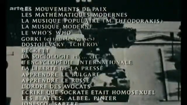 Filmstill: Französischer Text vor Fernschreiber