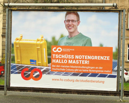 Foto eines Plakats mit dem Claim: „Tschüss Notengrenze Hallo Master!  Bei den meisten Masterstudiengängen an der Hochschule Coburg gibt es keine Notengrenze mehr!”