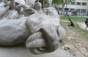 Großaufnahme einer Statue eines Kamels, das gerade von einem Raubtier überfallen wird.
