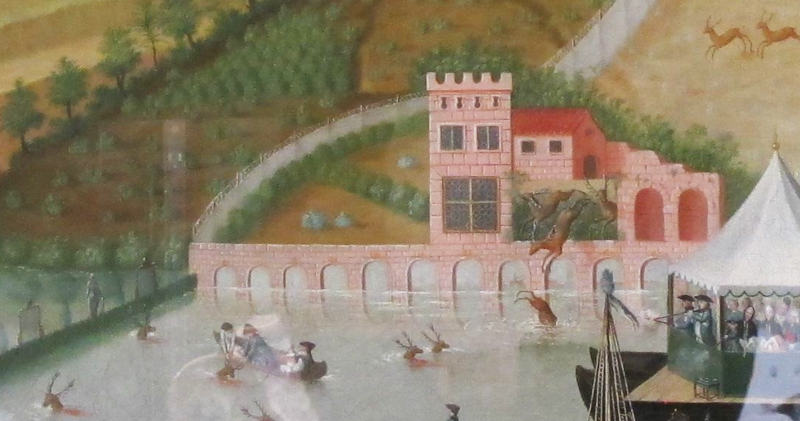 Ausschnitt eines gemalten Bildes: Hirsche fliehen einen Berg runter und springen in Panik in ein abgesperrtes Becken.  Dort schwimmen sie dann.  An der Seite stehen Menschen in einem Pavillion und schießen die Hirsche ab.
