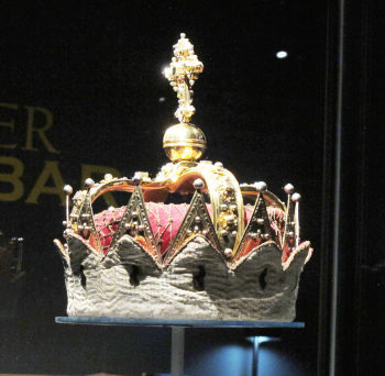 Ein Prototyp einer Krone, mit viel Gold, Zacken und allem drum und dran.