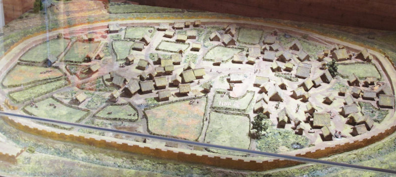 Diorama eines Dorfes mit ca. 200 Fachwerkhäusern, einigen Gärten und Weiden sowie einer Umfriedung drumrum.