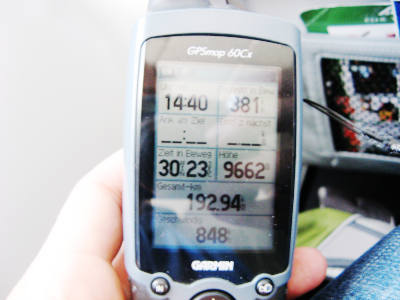 Photo of a hand-held GPS receiver showing, among others “Höhe 9662 m”