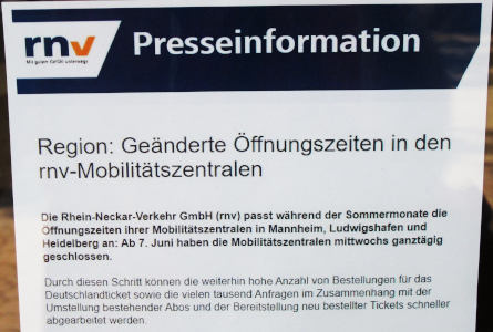 Ein Aushang des VRN: das Mobilitätszentrum ist bis auf weiteres am Mittwoch zu, weil die Leute mit 49-Euro-Ticket-Bürokratie beschäftigt sind.