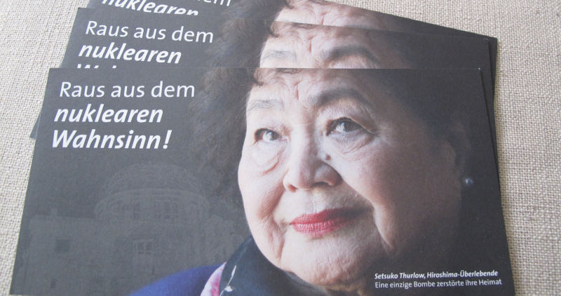 Foto: Leicht aufgefächerte Postkarten der Kampagne „Raus aus dem nuklearen Wahnsinn“