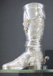 Eine Plastik eines silberfarbenen Stiefels mit einer Spore und einem relativ hohen Absatz
