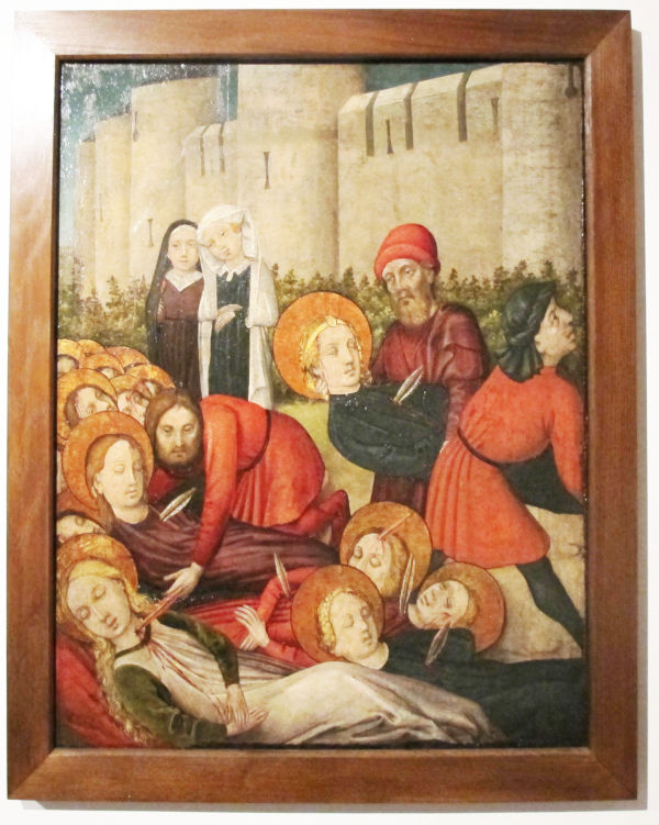 Bild in mittelalterlichem Stil: Männer tragen ziemlich steif liegende, jeweils mit einer Speer- oder Pfeilspitze durchbohrte Frauen weg.  Alle Frauen haben einen Heiligenschein.