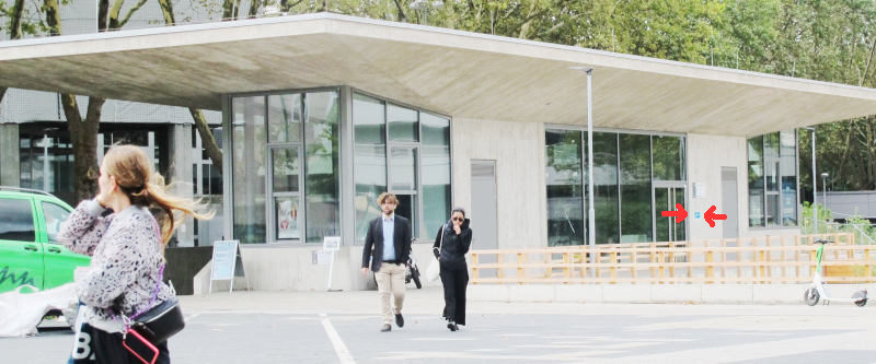 Ein Pavillon aus Beton und Glas mit einem überstehenden Dach, das etwa fünf mal zehn Meter groß ist.