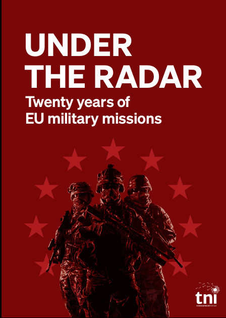 Dunkel-weinroter Hintergrund mit drei Soldaten und EU-Sternen, Titel: „Under the Radar/Twenty years of EU military missions.“