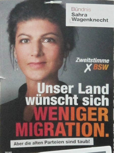 Portrait einer Frau, darunter weiß und orange: "Unser Land wünscht sich weniger Migration"