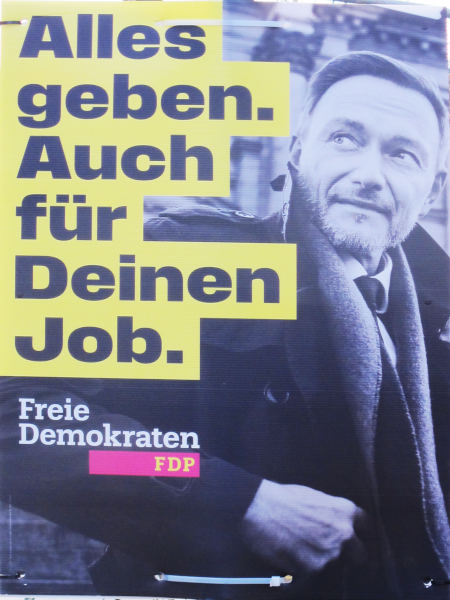 Plakat: Schwarzweißfoto eines ziemlich aufgedonnerten Mannes mit Schwarz auf Gelb: "Alles geben. Auch für deinen Job"