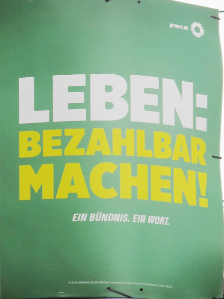 Plakat: "Leben: Bezahlbar machen. Ein Bündnis. Ein Wort" in weiß und gelb auf grünem Grund.