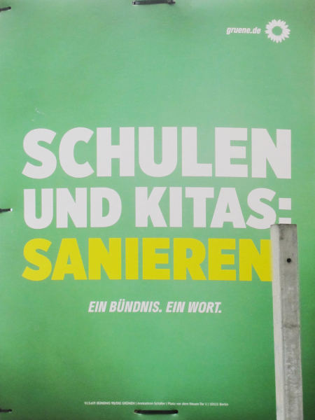 Weiß und gelb auf grünem Grund: "Schulen und Kitas: Sanieren"