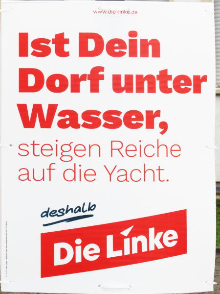 Rot auf weiß: "Ist Dein Dorf unter Wasser, steigen Reiche auf die Yacht."