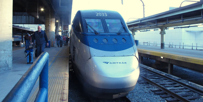 the front of a modern train engine, rather streamlined. Near its nose, it says „Amtrak”.