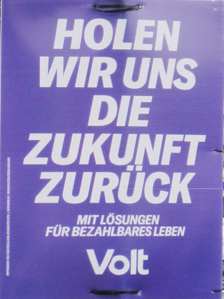 Plakat: "Holen wir uns die Zukunft zurück mit Lösungen für bezahlbares Leben" auf blauem Grund.